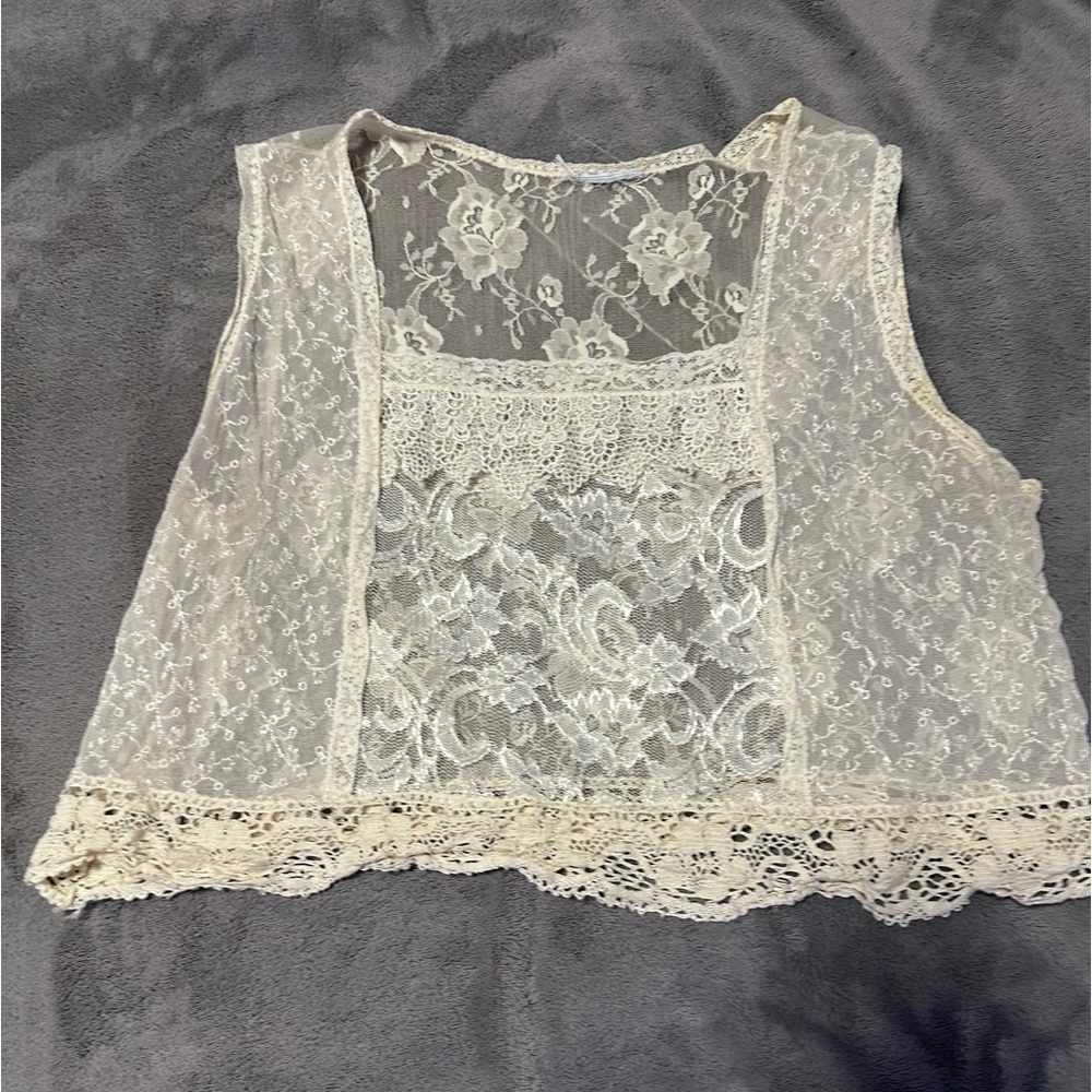 Lace Sleeveless Top in Cream